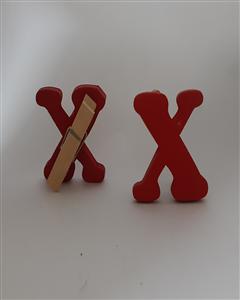 حروف چوبی گیره دار 3*3(قرمزX)